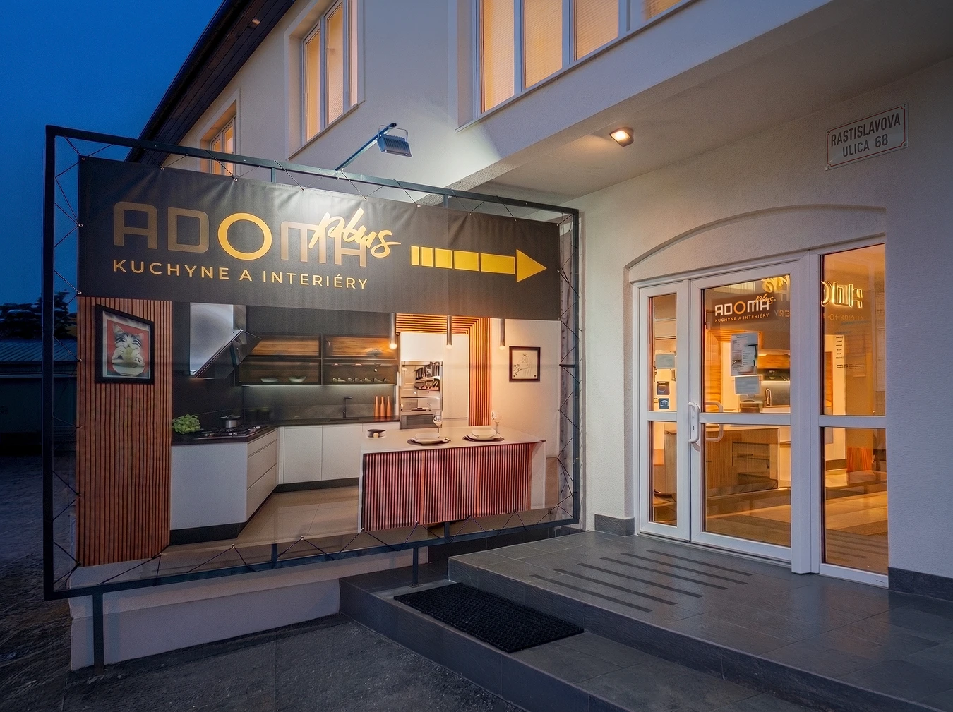 Vchod do showroomu ADOMA PLUS na Rastislavovej 68 v Košiciach